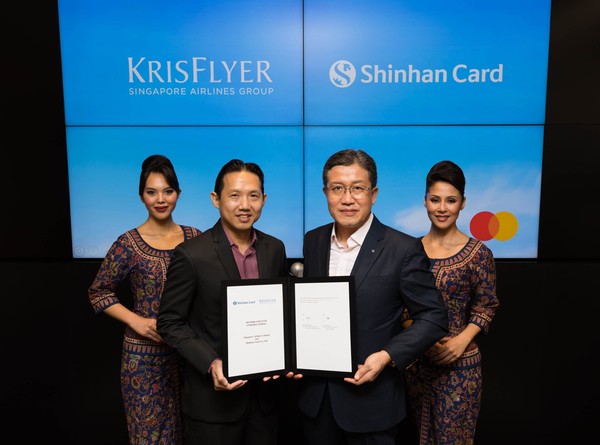 신한카드(사장 임영진)는 싱가포르항공과 PLCC 상품 개발 및 공동 마케팅 추진을 위한 업무협약을 체결했다고 6일 밝혔다. 협약식에 참석한 라이언 푸아(Ryan Pua, 왼쪽) 싱가포르 항공 로열티 마케팅 부사장, 이석창(오른쪽) 신한카드 Pay Platform 그룹장이 기념촬영을 하고 있다.
