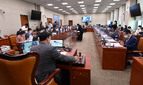 1일 서울 여의도 국회에서 열린 산업통상자원중소벤처기업위원회 전체회의에서 윤관석 위원장이 의사봉을 두드리고 있다. 2022.9.1 