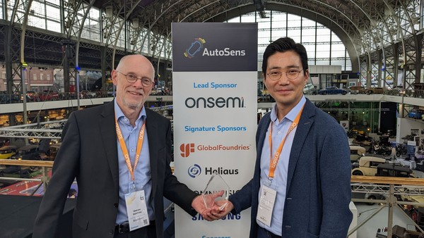 /사진=왼쪽 스트라드비젼 안드레아스 페르데(Andreas vom Felde) 유럽 사업총괄디렉터, 우측 김동우 사업개발 부사장