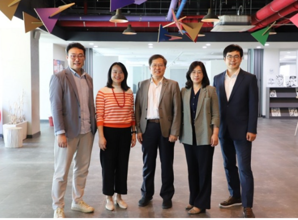 사진 왼쪽부터 임대웅 비엔지파트너스 대표, 이순열 한국사회투자 대표, 이종익 한국사회투자 대표, 이한경 에코앤파트너스 대표, 이종현 아시아 벤처 필란트로피 네트워크(AVPN) 한국 대표./사진제공=한국사회투자