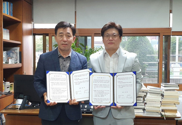 /사진= 서울 경복초등학교 교장실에서 진행된 인공지능(AI) 교육 프로그램 운영을 위한 MOU 체결식. 왼쪽부터 경복초등학교 김정곤 교장, 블루바이저시스템즈 황용국 대표