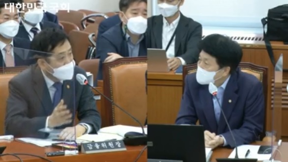 20일 국회 정무위원회 전체회의에서 김주현(왼쪽) 금융위원장이 오기형 의원의 질의에 답변하고 있다.