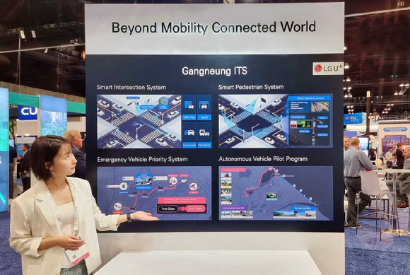 LG유플러스 임직원이 전시부스에서 강릉시 ITS 시스템을 소개하는 모습. /사진=LGU+