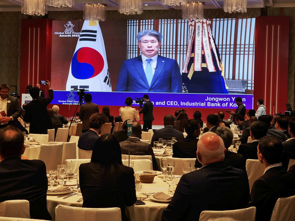 지난 20일 캄보디아 프놈펜에서 개최된 ’Global SME Finance Awards’ 시상식에서 윤종원 IBK기업은행장이 참여 인사들에게 수상소감 영상을 전달하고 있다.