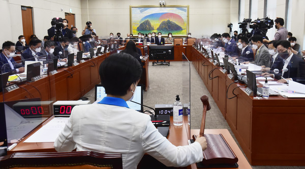 국회 정무위원회 전체회의 모습