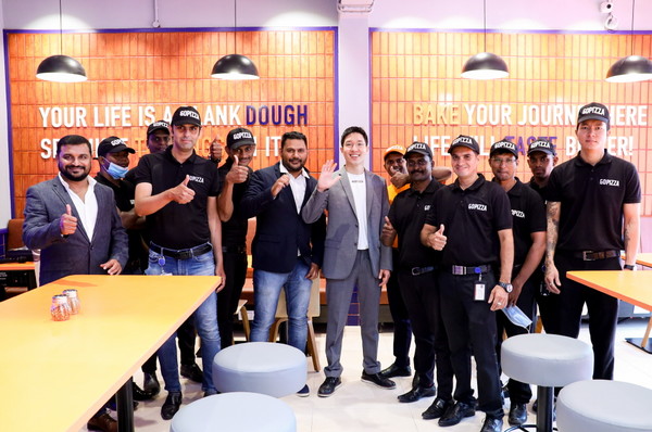 고피자, 미래에셋·GS·CJ 등으로부터 250억 규모 시리즈C 투자유치/사진=고피자 임재원 대표(중앙)와 고피자 인도 법인장 Mahesh Reddy (왼쪽) 외 임직원들