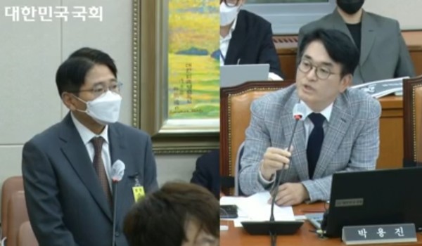 지난 6일 열린 국회 정무위원회 국정감사에서 이승호(왼쪽) 삼성생명 부사장이 증인으로 출석해 더불어민주당 박용진 의원의 질의를 듣고 있다. 이 부사장은 이날 "금융위원회로부터 공식적으로 (삼성전자 보유지분 매각에 대한) 문서를 받은 적이 없다"고 답했다.