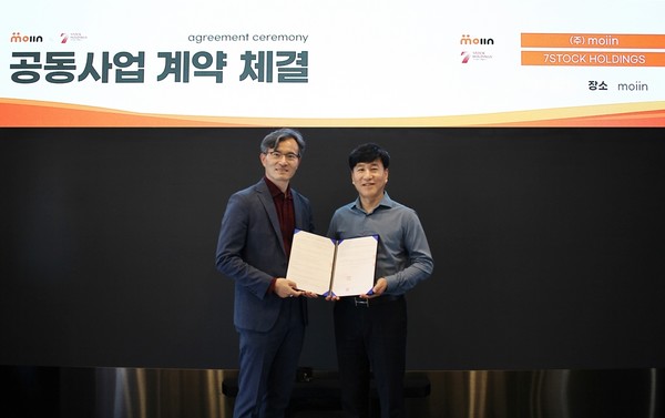 가상현실(VR) 메타버스 메타링크(METALINK) 플랫폼기업 모인이 4차산업전문 컨설팅기업인 세븐스톡홀딩스와 투자유치 등 공동사업을 포함한 포괄적인 경영 컨설팅 계약을 체결했다고 31일 밝혔다./사진=왼쪽부터 송영봉 세븐스톡홀딩스 대표, 옥재윤 모인 대표