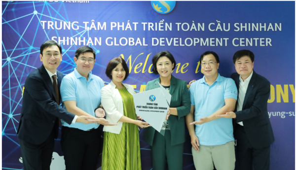 신한DS 조경선 대표(중앙)가 개소식 진행 후 현판을 들고 기념촬영을 하고 있다./사진=신한DS