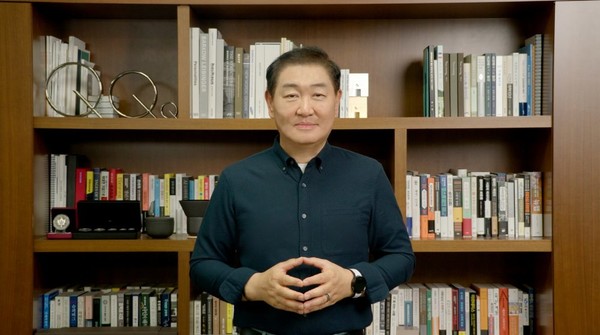 ▲삼성전자가 15일부터 이틀간 삼성전자 서초사옥에서 ‘삼성 소프트웨어 개발자 콘퍼런스 2022’를 개최한다. 행사 첫날 삼성전자 한종희 대표이사 부회장이 영상을 통해 개회사를 하고 있다./사진=삼성전자 제공