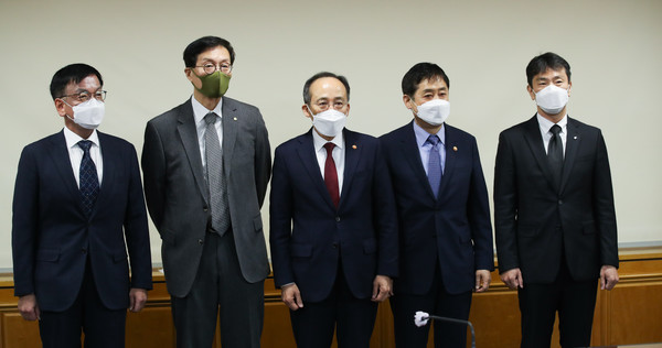 28일 오전 서울 중구 은행회관에서 열린 비상거시경제 금융회의에서 참석자들이 기념촬영을 하고 있다. 왼쪽부터 최상목 대통령실 경제수석, 이창용 한국은행 총재, 추경호 경제부총리 겸 기획재정부 장관, 김주현 금융위원장, 이복현 금융감독원장.