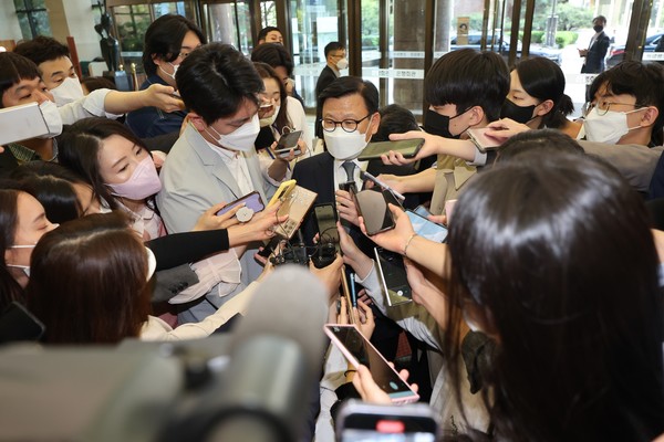 이원덕 우리은행장이 지난 5월3일 서울 중구 은행연합회에서 금감원장 주재로 열린 은행장 간담회에 참석하며 본점에서 발생한 700억원대 횡령 사건과 관련해 취재진의 질문을 받고 있다. 