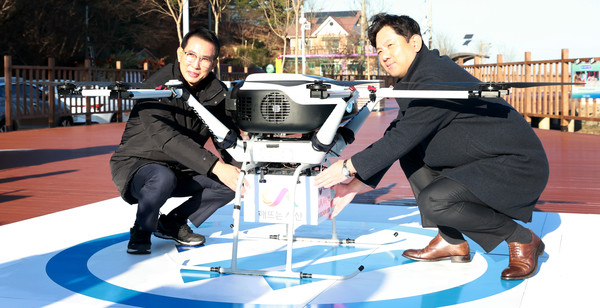 윤진호 교촌에프앤비 대표(오른쪽)와 이완섭 서산시장     [사진=교촌에프앤비 제공]