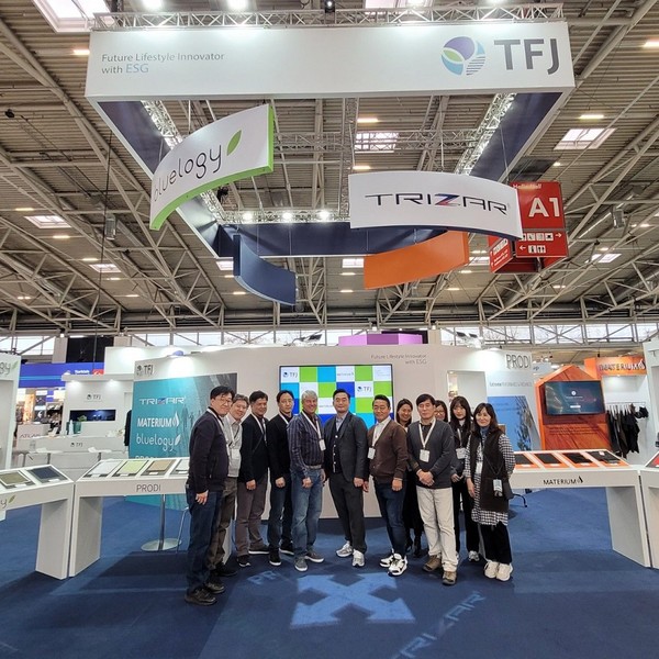 /사진= ‘뮌헨 ISPO 2022’ 티에프제이 부스 현장에서 임직원 일동