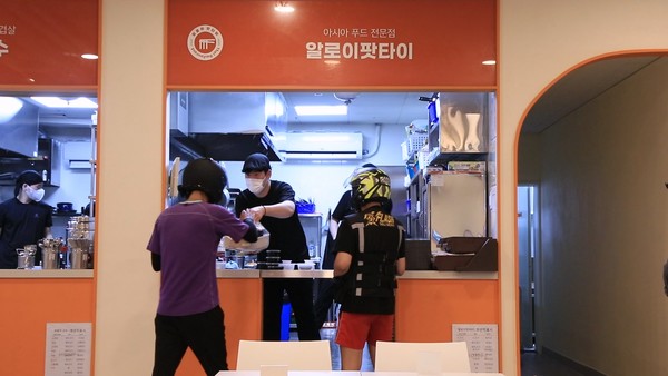 직장인 푸드코트 맛집편집샵 먼키가 출시한 무료배달 서비스가 직장인 고객들로부터 큰 인기를 얻고 있다.  /먼키 무료배달 서비스 사진