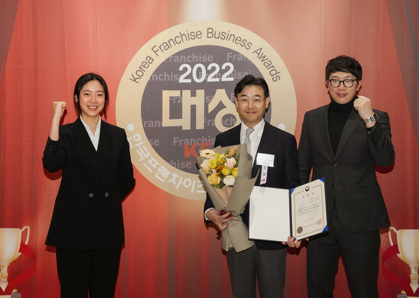 생활맥주 임상진 대표(가운데)와 직원들이 수상 후 기념촬영하고 있다. /사진 제공=㈜데일리비어