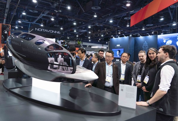 SK텔레콤 유영상 사장을 포함한 주요 경영진이 미국 라스베이거스에서 열린 세계 최대 IT·가전 전시회 ‘국제전자제품박람회(CES) 2023’에 총출동해 글로벌 AI기업들을 차례로 만나며 AI 컴퍼니 도약을 위한 초협력 광폭 행보를 보였다.사진은 SK텔레콤 유영상 사장(왼쪽)이 미국 빅데이터 분석기업 팔란티어(Palantir)의 전시관을 둘러보는 모습/사진=SKT