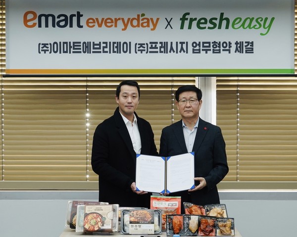 김성영 이마트에브리데이 대표이사(오른쪽)와 정중교 프레시지 대표이사가 업무협약을 체결한 후 기념사진을 찍고 있다.  [사진=이마트에브리데이 제공]