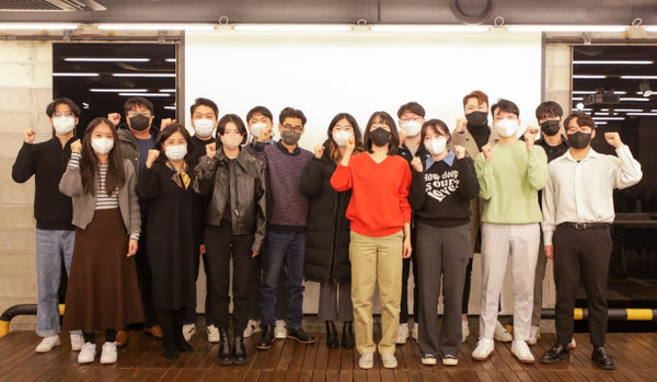 스파크랩 20기 선정 기업 창업자 및 대표자가 기념 촬영을 하고 있다/사진=스파크랩