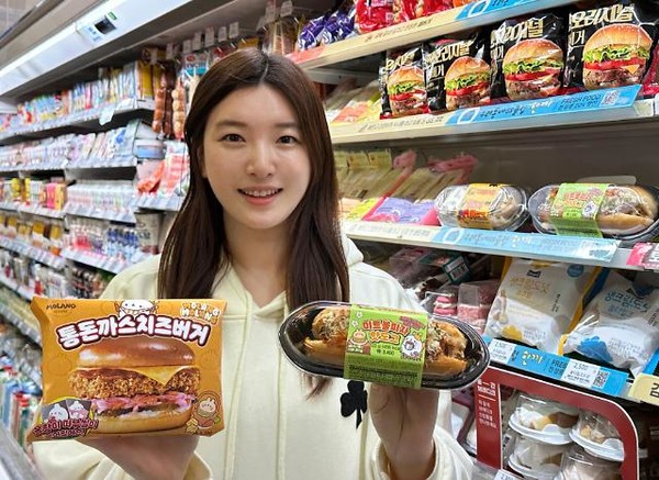 모델이 GS25에서 몰랑이 캐릭터 스티커가 들어간 미트볼피자핫도그와 통돈까스치즈버거를 들고 포즈를 취하고 있다. [사진=GS리테일 제공]