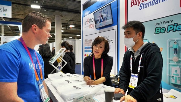  미국 ‘CES 2023’ 참여한 바이셀스탠다드 ‘피스’(PIECE)/증권형 토큰(STO)기반 선박금융 상품을 설명중인 바이셀스탠다드 염승한 실장(사진 오른쪽) /사진제공=바이셀스탠다드