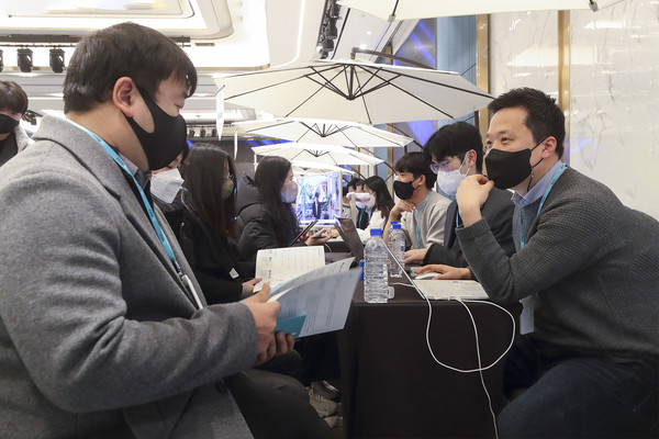  KT가 청년 AI인재양성 프로그램 KT 에이블스쿨(KT AIVLE School) 2기 교육생을 대상으로 KT그룹을 비롯한 AI 원팀 참여 기업, 스타트업 등이 참여한 가운데 잡페어(Job Fair)를 개최했다고 18일 밝혔다. 사진은 18일 서울 송파구 소피텔 앰배서더 서울 KT 에이블스쿨 잡페어 현장에서 에이블스쿨 2기 교육생들이 채용 정보를 얻고 있는 모습 /사진=KT