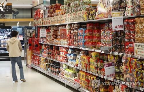 서울 시내 대형마트 라면 판매대/사진=연합뉴스
