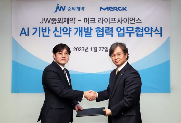 진세호 JW중외제약 원료연구센터장(왼쪽)과 이남구 머크 사이언스 앤 랩 솔루션 비즈니스 대표가 업무협약을 체결한 뒤 기념촬영을 하고 있다/사진=JW중외제약