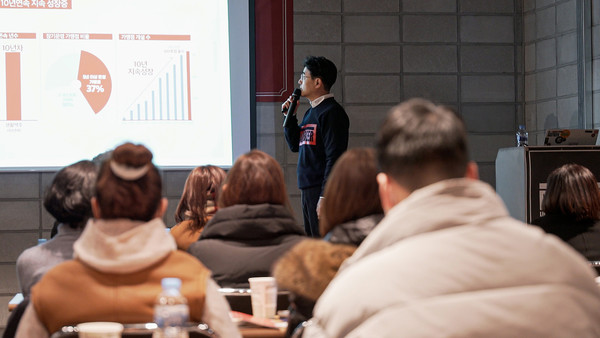 생활맥주 임상진 대표가 창업 멘토링을 진행하고 있다. /사진 제공=㈜데일리비어