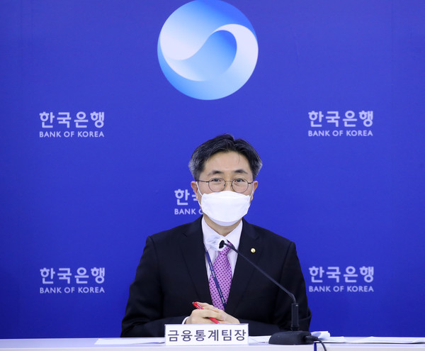 박창현 한국은행 금융통계팀장이 21일 오전 서울 중구 한국은행에서 2022년 4/4분기 가계신용(잠정)의 주요 특징을 설명하고 있다.