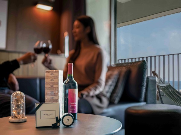 크러시 온 유 패키지 중 ‘러브’ 상품을 즐기고 있는 커플의 모습/사진=한화호텔앤드리조트