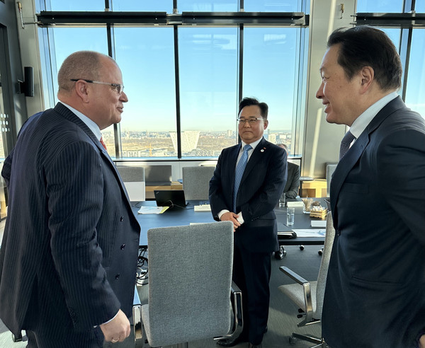 최태원 SK그룹 회장(오른쪽)이 지난 2일(현지시간) 덴마크 코펜하겐에서 헨릭 앤더슨 베스타스 CEO를 만나 이야기를 나누고 있다/사진=SK 제공