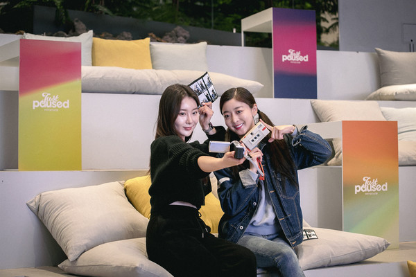 SK텔레콤은 ICT 복합문화공간인 T팩토리에서 필름카메라 체험을 할 수 있는 ‘Just paused, 우리가 남긴 순간들’ 전시를 진행한다고 9일 밝혔다. 사진은 T팩토리에서 ‘Just paused, 우리가 남긴 순간들’ 전시를 체험하고 있는 SKT 홍보모델./사진=SKT