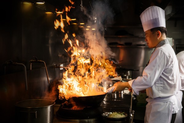 더 플라자 도원 츄셩뤄 수석 셰프가 중식 맡김차림 ‘양장따츄’를 준비하고 있다/사진=한화호텔앤드리조트