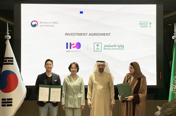 사진 왼쪽부터 이웅희 H2O 대표, 이영 중기부 장관, 칼리드 알 팔리(Khalid A. Al-Falih)사우디 투자부 장관, 안와르 알샴마리(Anwaar M. Alshammari) 투자부 수석법률고문/사진=H2O호스피탈리티