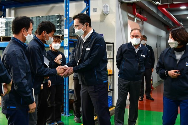 지난해 11월 8일 이재용 삼성전자 회장이 삼성전자로부터 스마트공장 구축 지원을 받은 부산 소재 중소기업 ‘동아플레이팅’을 방문해 현장을 둘러보고 근로자들을 격려하는모습. /사진=삼성전자