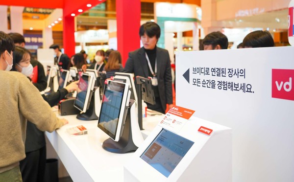 IFS 관람객들이 브이디컴퍼니 외식업 통합 솔루션 ‘브이디솔루션’을 체험해 보고 있다.
