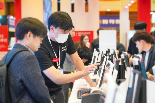 브이디컴퍼니 컨설턴트가 IFS 관람객에게 외식업 통합 솔루션 ‘브이디솔루션’에 대해 설명하고 있다.