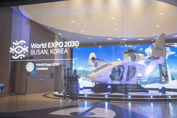 5일 SK텔레콤이 '2030부산세계박람회' 실사를 위해 한국을 찾은 국제박람회기구 실사단을 위해 UAM 체험 전시부스를 마련하고 부산세계박람회 유치 성공을 위한 응원에 나섰다./사진=SKT