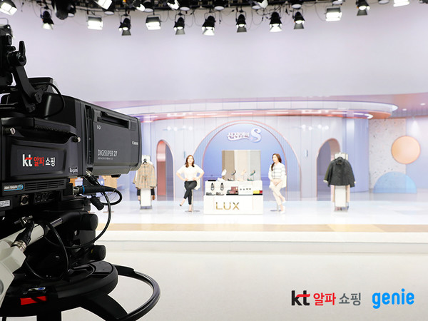 KT알파와 지니뮤직은 홈쇼핑업계 최초로 AI 창작 배경음악(BGM)을 활용한 방송 ‘신진영의 S shop#’을 KT알파 쇼핑에서 선보인다고 14일 밝혔다. AI BGM이 도입된 KT알파 쇼핑 ‘신진영의 S shop#(S샵)’ 녹화 현장/사진=KT