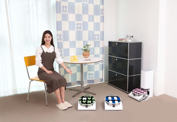 ▲ 삼성전자 모델이 패턴 디자인 브랜드 ‘드롭드롭드롭’의 인기 패턴에 시각적 접근성을 높인 ‘비스포크 제트 봇 AI’ 스페셜 에디션을 소개하고 있는 모습/사진=삼성전자