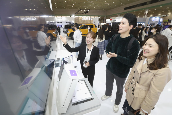 이니텍의 DOCUZERO와 이니허브 체험 공간은 삼성동 코엑스 C홀의 KT전시관에서 21일까지 운영된다. 이니텍 부스를 찾은 관람객들이 KT 공인전자문서센터와 연계, 전자화 문서 생성부터 보관, 열람, 다운로드까지 가능한 KT 블록체인 기술 기반의 ONE-STOP 서비스 ‘다큐제로’의 설명을 듣는 모습/사진=이니텍