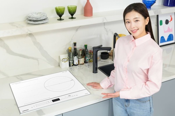 ▲ 삼성전자 모델이 경기도 수원 영통구에 위치한 삼성전자 디지털시티에서 신제품 비스포크 인덕션을 소개하고 있다./사진=삼성전자