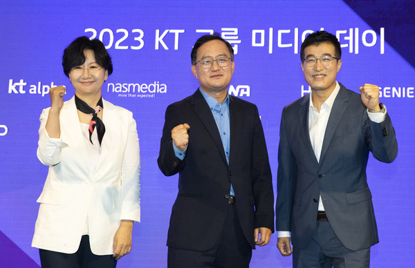 KT는 KT스튜디오지니, ENA와 18일 오전 서울 동대문구 노보텔에서 KT그룹 미디어데이를 개최하고, KT스튜디오지니의 작품 라인업부터 ‘ENA’로 리브랜딩한 skyTV의 콘텐츠들을 중심으로 그룹 미디어, 콘텐츠 사업 성장전략을 발표했다. 사진 (왼쪽부터 KT스튜디오지니 김철연 대표, KT Customer 부문장 강국현 사장, ENA 윤용필 대표가 기념촬영을 하고 있다./사진=KT