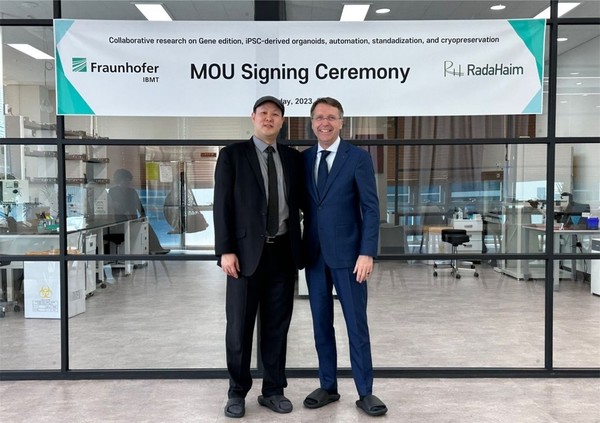 /사진=라다하임의 이헌주 대표와 독일 Fraunhofer IBMT의  Peter Haouptmann Head of BA