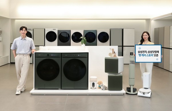 ▲삼성전자 모델이 삼성스토어 청담점에서‘펫 케어 스토어’에서 구입할 수 있는 삼성 펫 케어 가전과 반려동물 사료 자동 급식기 ‘펫 피더’를 소개하는 모습./사진=삼성전자