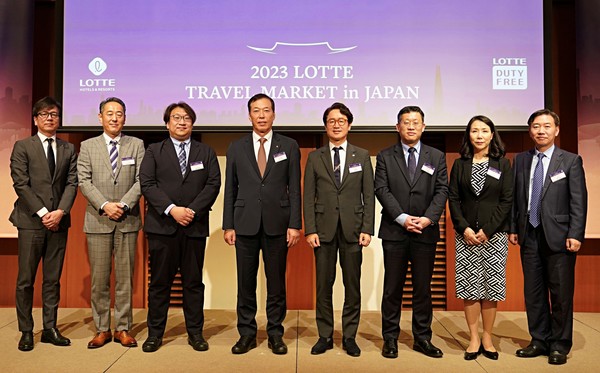롯데면세점이 롯데호텔과 함께 일본 동경과 오사카에서 로드쇼를 개최하며 일본인 관광객 모시기에 나섰다. 이완신 롯데호텔군HQ 총괄대표( 왼쪽에서 4번째)와 김주남 롯데면세점 대표이사(5번째), 공형식 주일한국문화원 원장(6번째), 김관미 한국관광공사 동경지사장(7번째)을 비롯한 주요 관계자들이 행사를 마친 후 기념촬영을 하고 있다/사진=롯데면세점