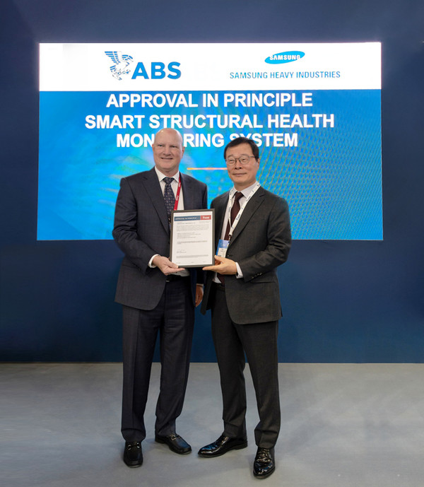 삼성중공업 정진택 사장(오른쪽)과 존 맥도널드 ABS 부사장이 SHM 인증후 기념촬영을 하고 있다/사진=삼성중공업