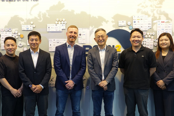 본투글로벌센터는 우리 SaaS기업들의 글로벌 시장 진출을 위해 세일즈포스와 협력을 강화하기로 했다. 5월 31일 본투글로벌센터를 방문한 폴 드루 세일즈포스벤처스 매니징파트너(왼쪽에서 세 번째)와 김종갑 본투글로벌센터장(왼쪽에서 네 번째)이 상호 협력 방안 논의 후 포즈를 취하고 있다