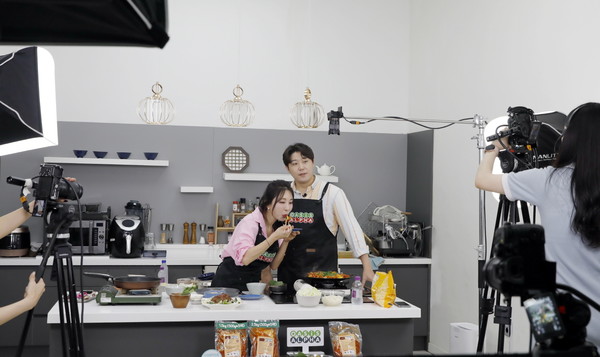오아시스알파가 출범 1주년을 앞두고 ‘푸드 미디어 커머스 기업’으로 도약하기 위한 본격 행보에 나선다고 20일 밝혔다. 전방위적으로 제휴 플랫폼을 확대해나가는 한편, 상품 경쟁력과 콘텐츠 강화에 힘을 싣는다는 전략이다. 오아시스알파에서 푸드 라이브커머스를 진행하는 스튜디오 현장. 